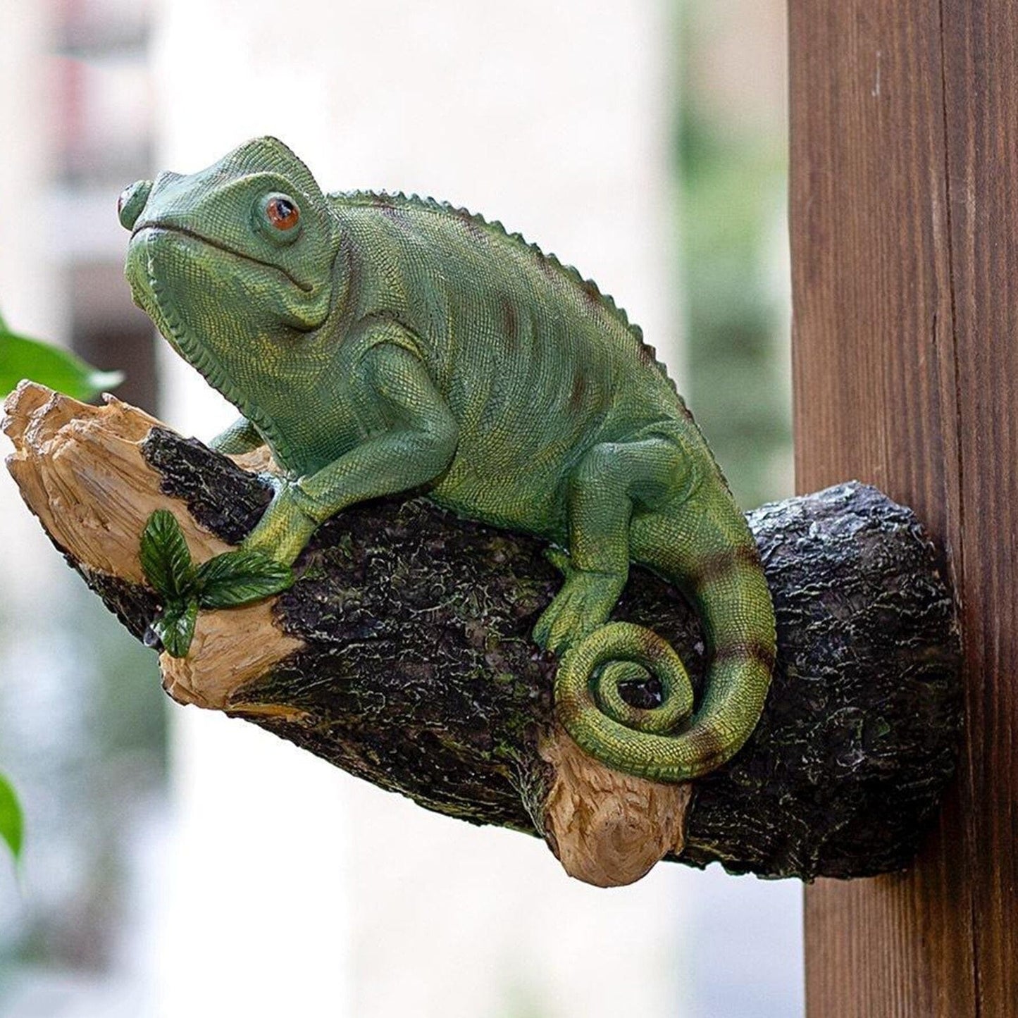 Figurina Chameleon na drzewie